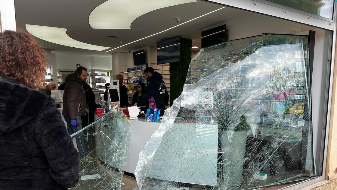 Sfondano vetrata alla farmacia con l’automobile