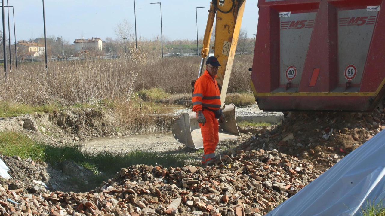 I terreni del Green park di Pontedera dove ormai da tempo è attesa la rimozione completa del Keu (foto d’archivio)