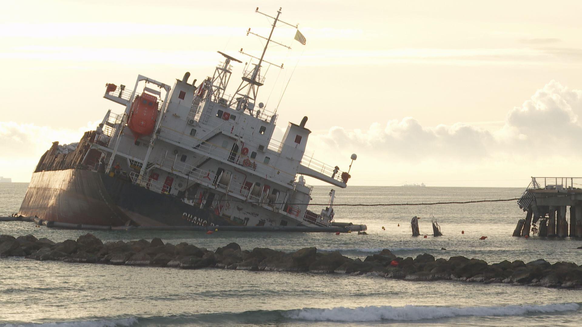 Nave incagliata al pontile di Marina di Massa, via allo svuotamento dei serbatoi