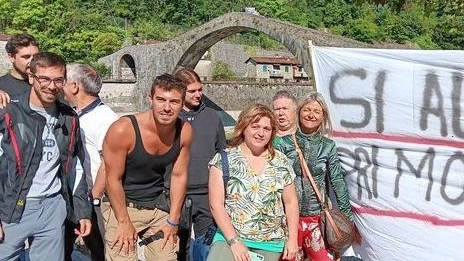 Un momento del flash mob andato in scena ieri al Ponte del Diavolo