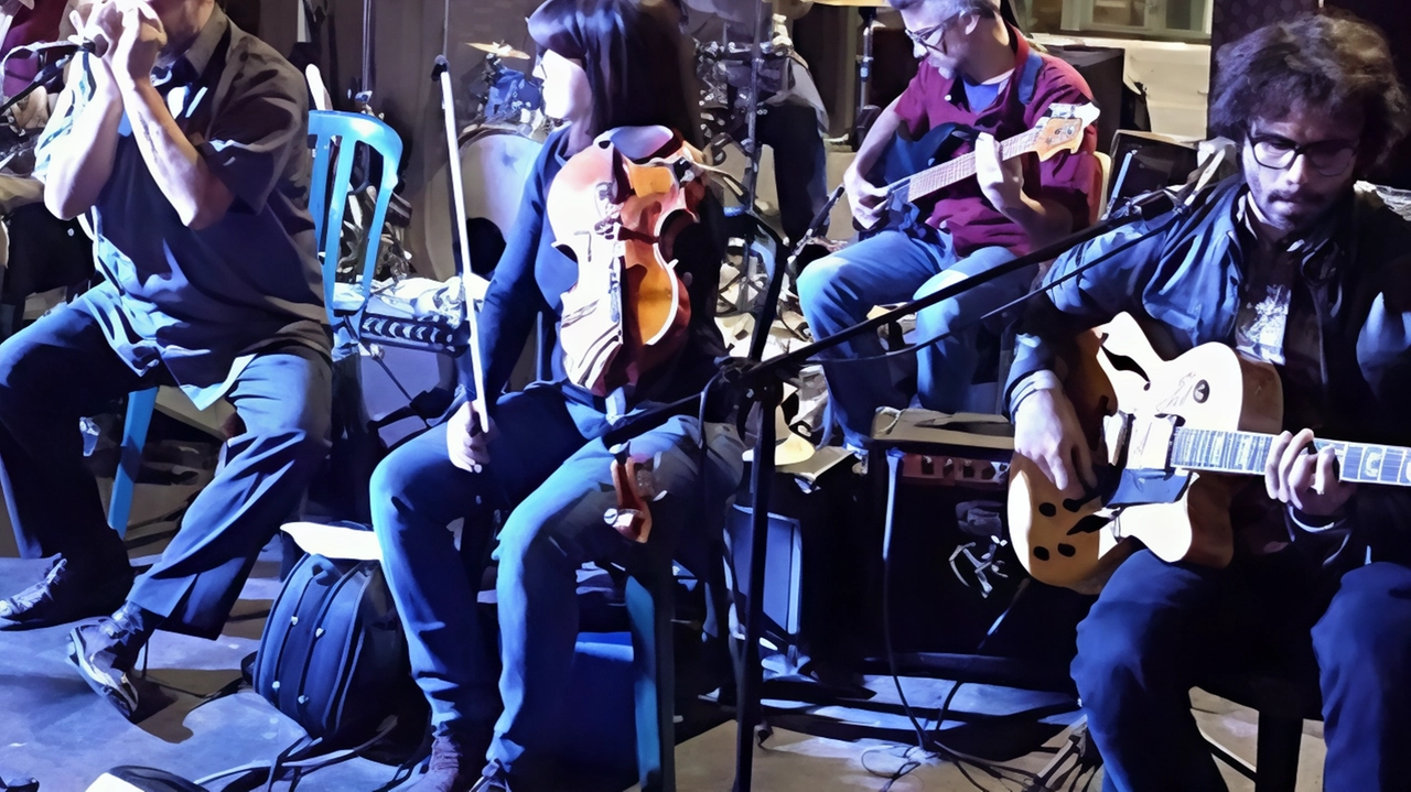 Oggi a Roccastrada alle terrazze panoramiche del Collese si terrà il concerto "Fabrizio Berti Jug Band blues", con Fabrizio Berti...