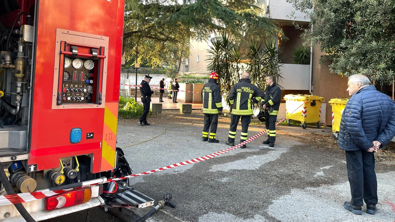 Vigili del fuoco e agenti di polizia sul luogo della tragedia, una palazzina a due piani in via XX Settembre (Pianetafoto)