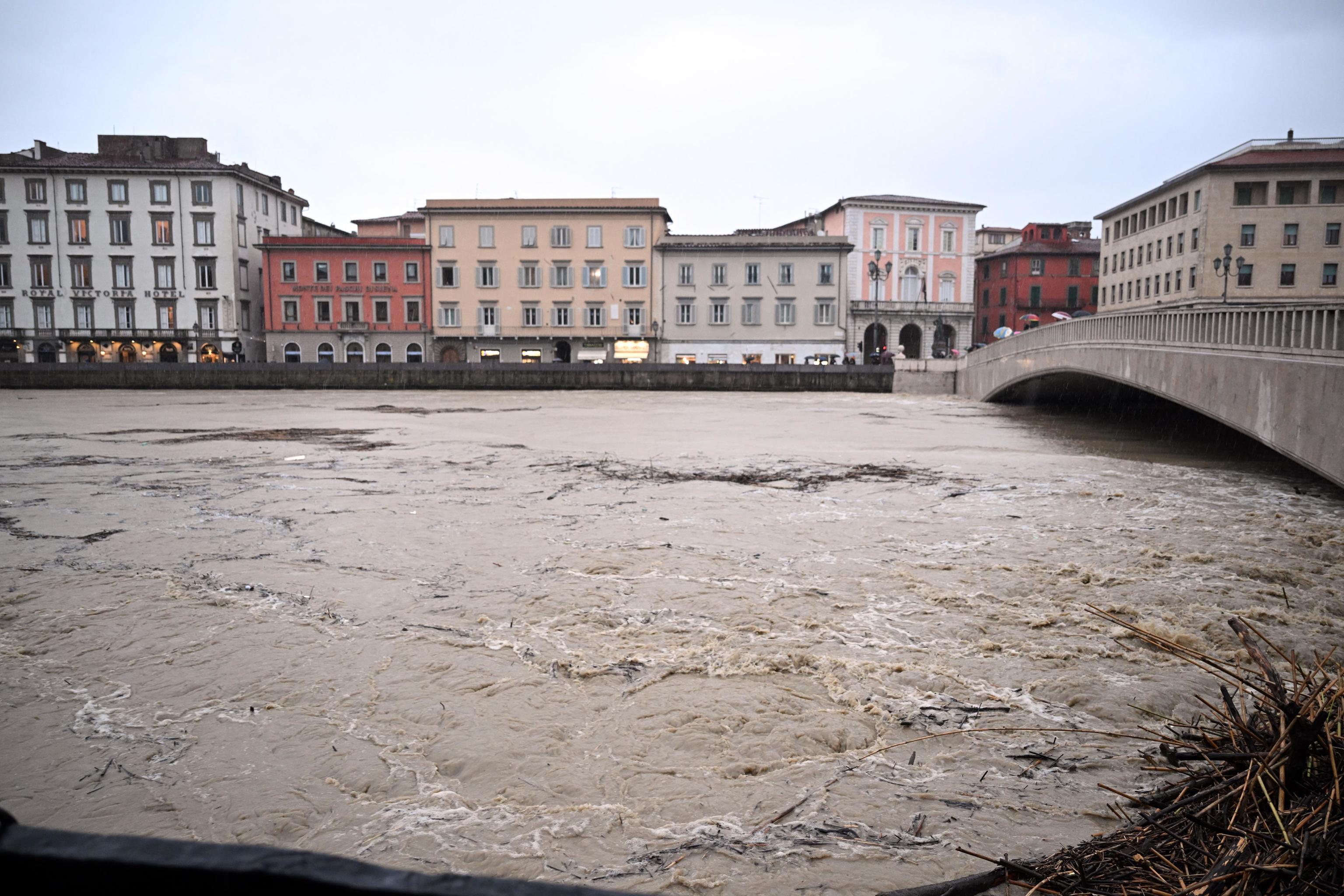 Ciclone a Pisa, l’esperto: “Un cuneo d’acqua che si autorigenera .Colpa del mare caldo”