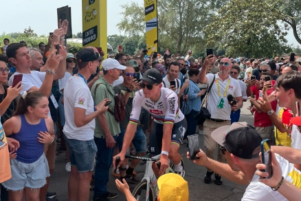 Van der Poel alle Cascine si avvia verso il foglio firma prima dell'inizio della tappa 1 del Tour