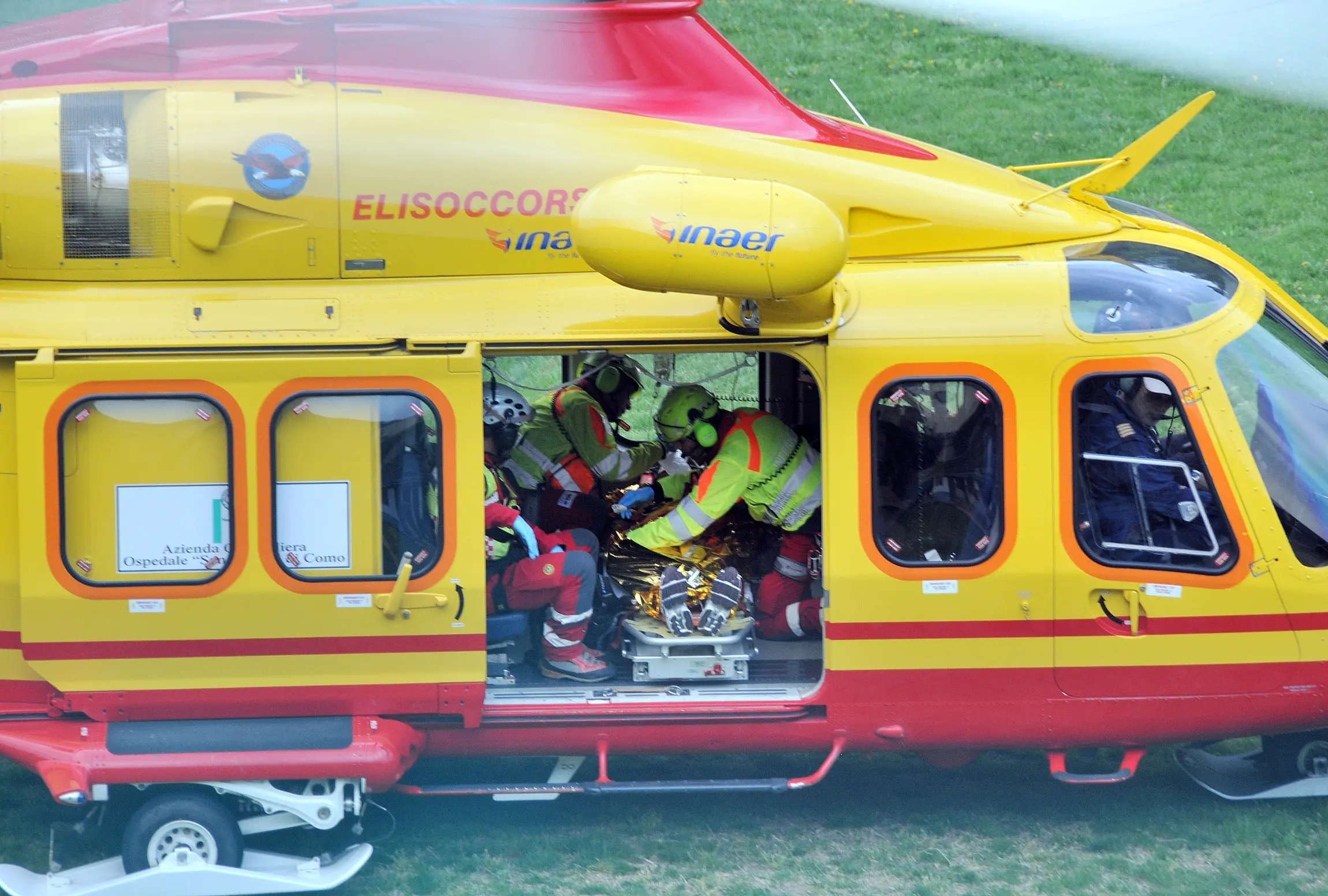 Incidente nella galleria, cade dalla bici e sbatte la testa: portata in ospedale con l’elicottero