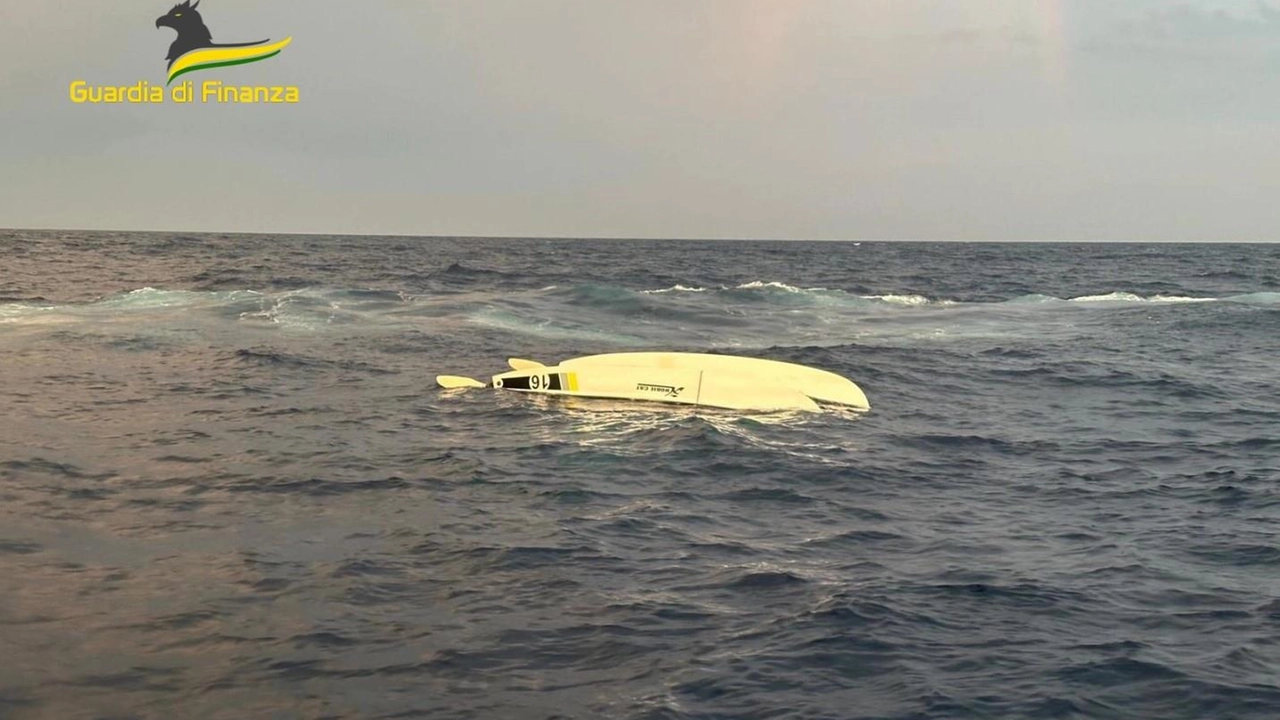 Il catamarano ribaltato (Foto guardia di finanza)