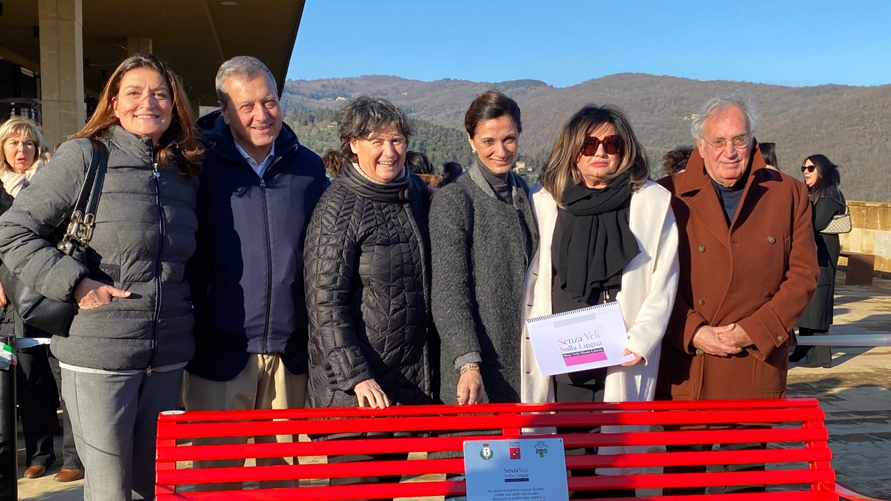 Fiesole inaugura la prima panchina rossa in area privata per dire no alla violenza sulle donne