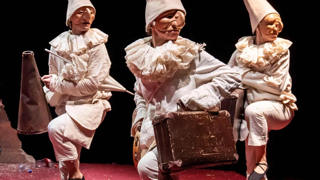 Si inaugura domani la rassegna. MetRagazzi: il Metastasio ospiterà la prima nazionale di Arlecchino, spettacolo di Zaches Teatro. Con tre Pulcinella