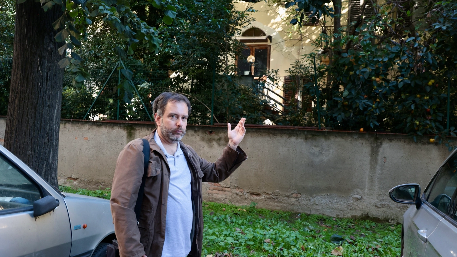 Parlano i residenti di via Toselli. Rabbia e paura dopo che alcuni senzatetto sono entrati nell’albergo Airone. “Passano dal nostro giardino e scavalcano il muro di recinzione”