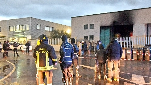 Follonica, l'esterno del capannone andato a fuoco (Agostini)