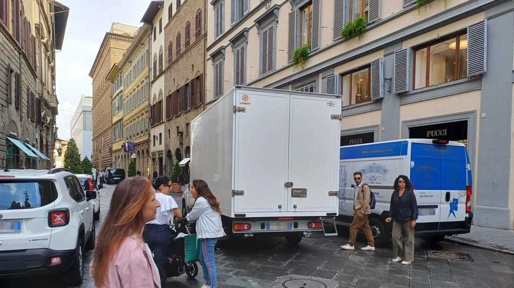 Due dei furgoni per il carico e scarico parcheggiati ieri tra via Tornabuoni e piazza Santa Trinita tra i turisti che passeggiano