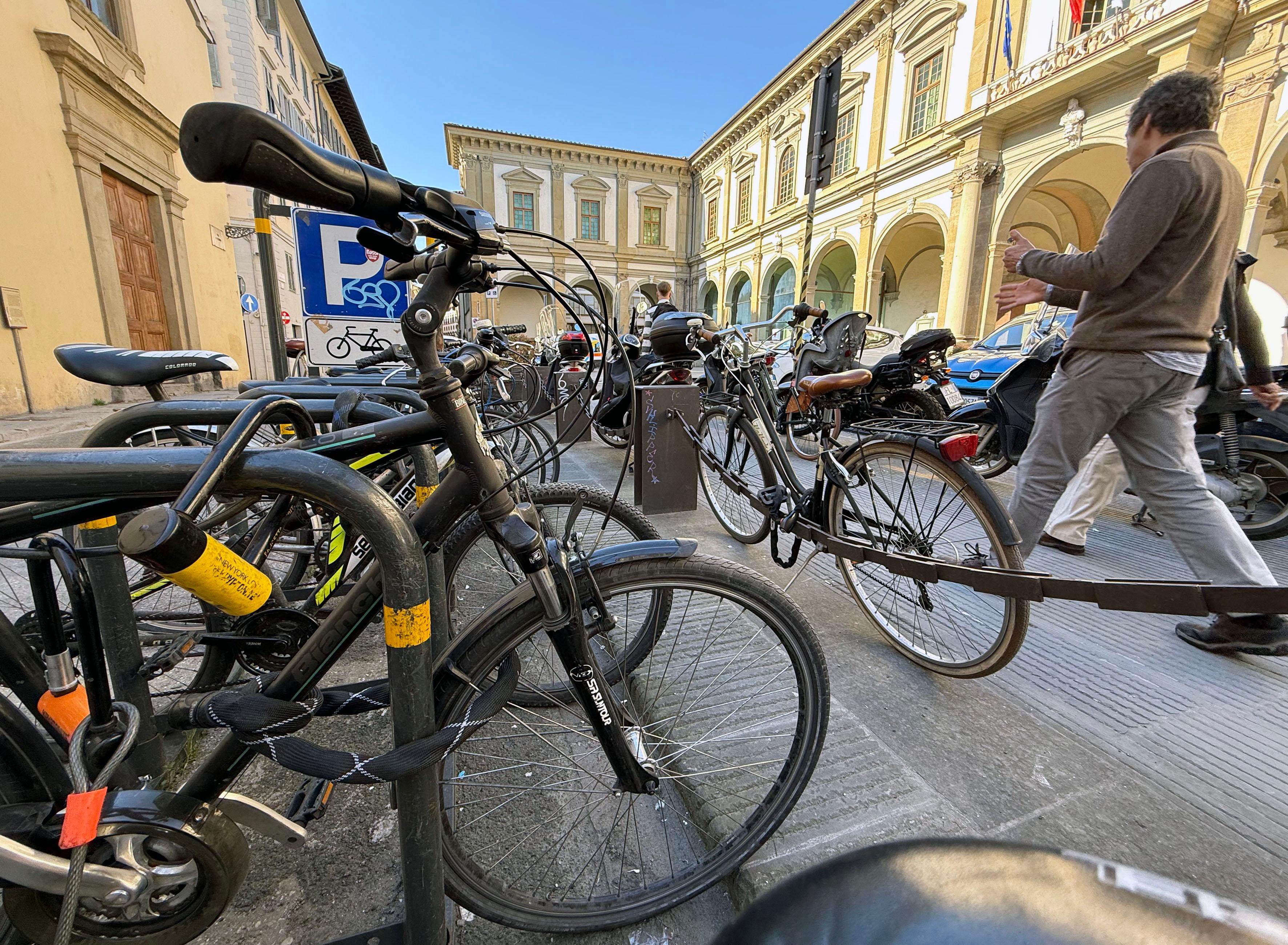 Boom di furti di biciclette a Firenze: in città ne spariscono 60 ogni giorno