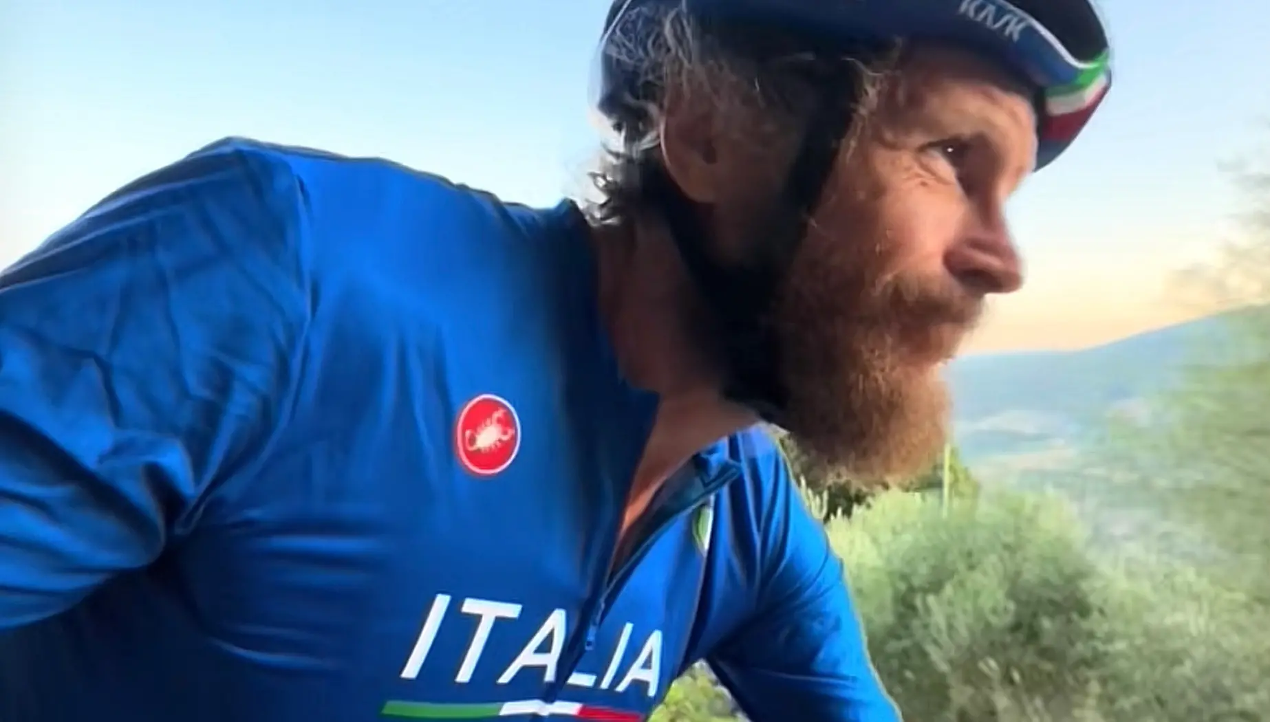 Jovanotti torna in bici: in sella alla sua due ruote con la maglia della Nazionale olimpica