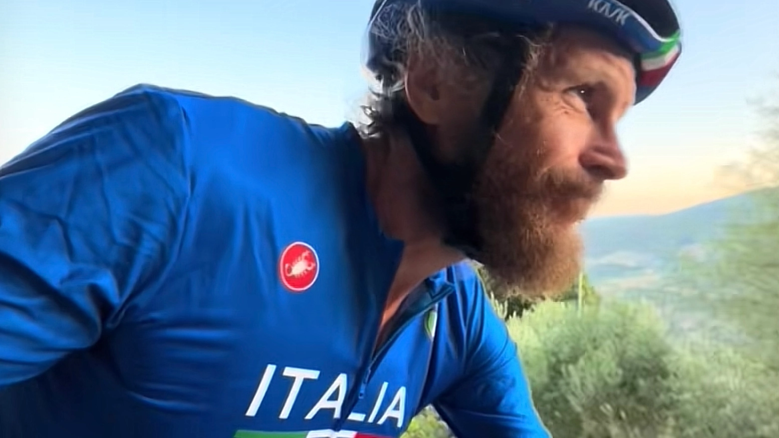 Jovanotti in sella alla sua bici nelle strade di Cortona