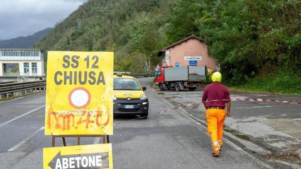 Un’inmmagine relativa all’inverno del 2023, quando la SS12 fu chiusa a seguito dei danni da maltempo (Foto Borghesi)