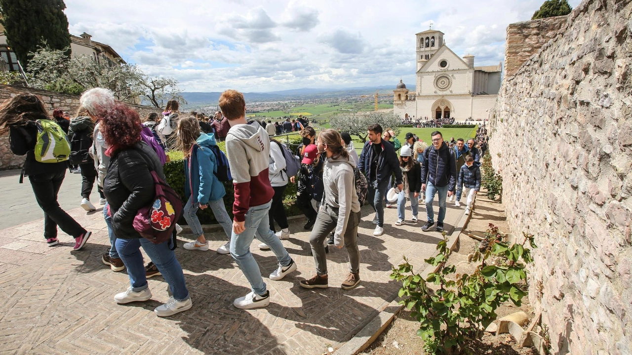 di Roberto Borgioni PERUGIA È la terra dei Santi a guidare il Giubileo. L’Umbria di Francesco, Chiara e Benedetto, con i suoi...