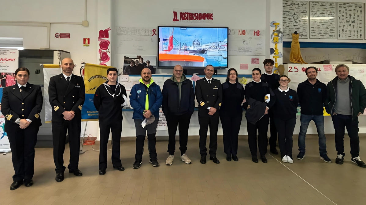 I vertici della Capitaneria e gli operatori del mare che hanno fatto visita agli studenti dell’istituto nautico ’Fiorillo’. Un importante. incontro per conoscere e apprendere i dettagli delle professioni marittime