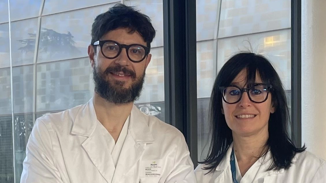 Il chirurgo endoscopista Roberto Lo Piccolo insieme. all’anestesista Elena Lenare al Meyer di Firenze