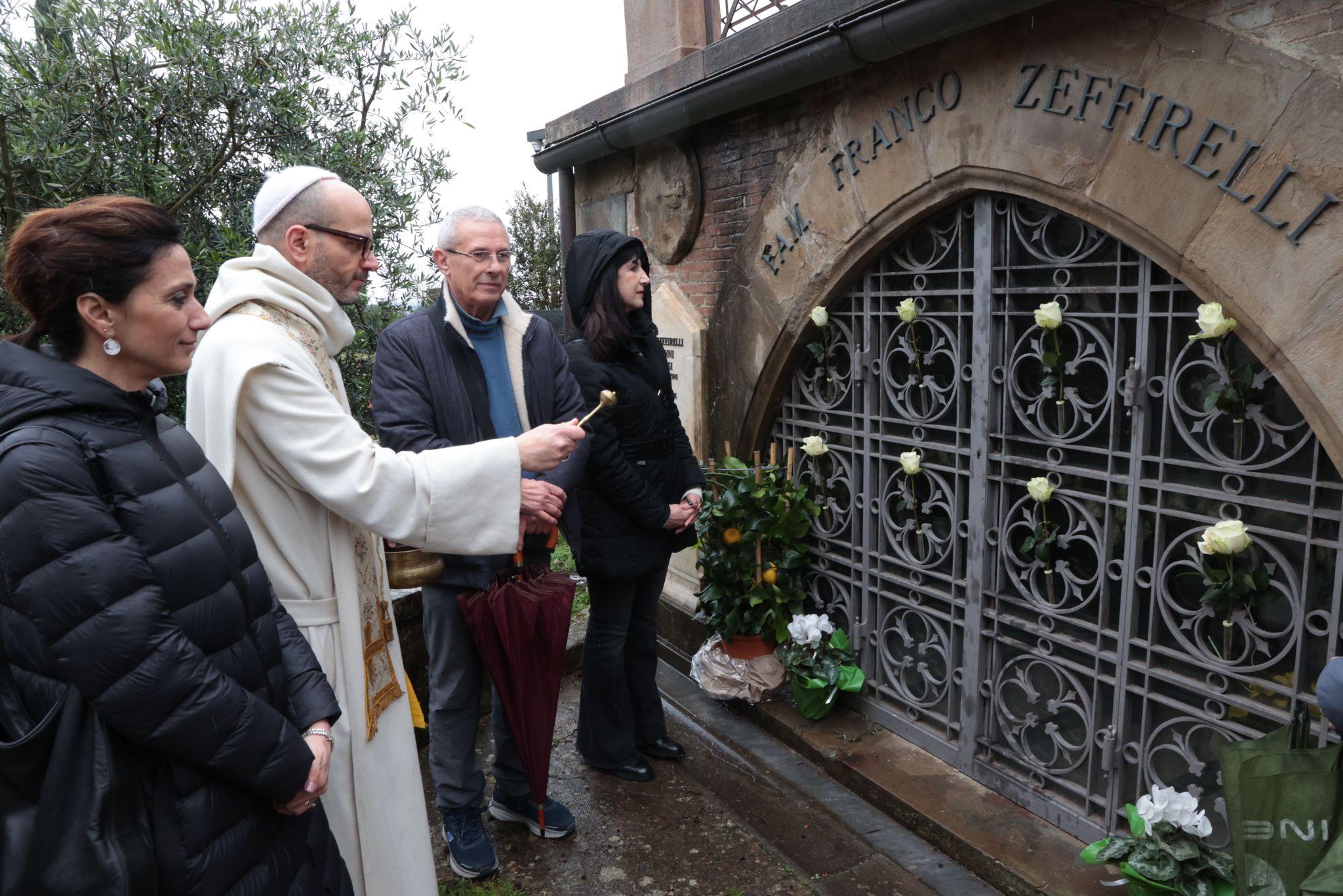 Zeffirelli, la cerimonia a 102 anni dalla nascita. Sulla tomba i suoi fiori preferiti