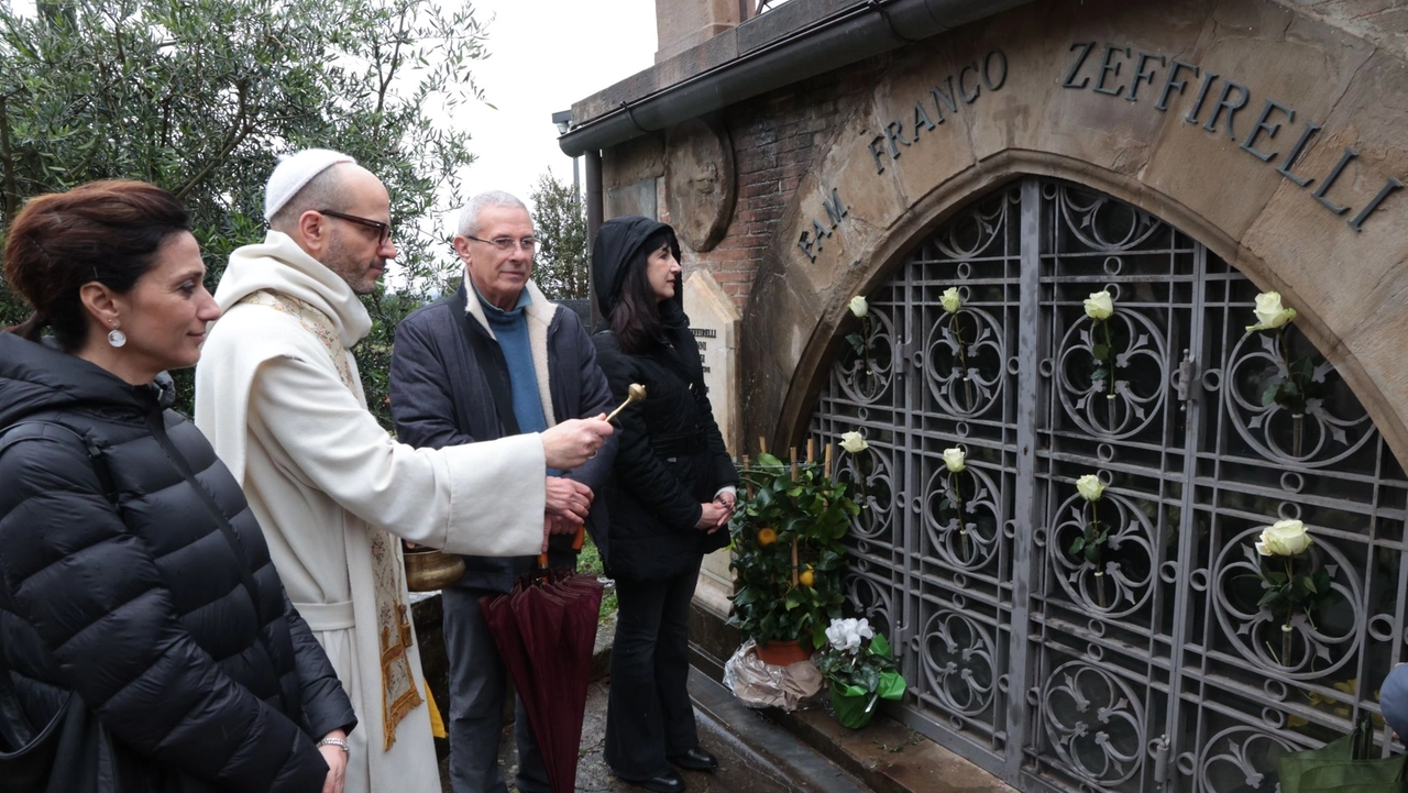 Padre Bernardo Gianni impartisce la benedizione sotto lo sguardo di Pippo Zeffirelli