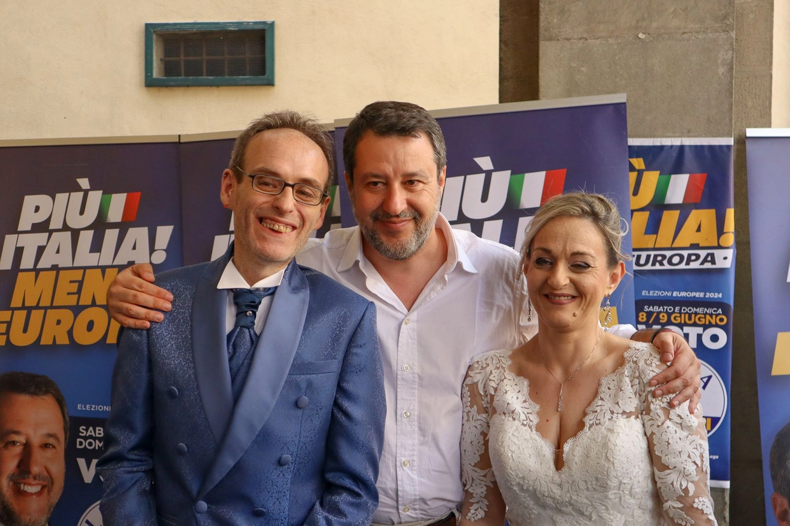 Salvini con la coppia di sposi (Foto Falsetti)