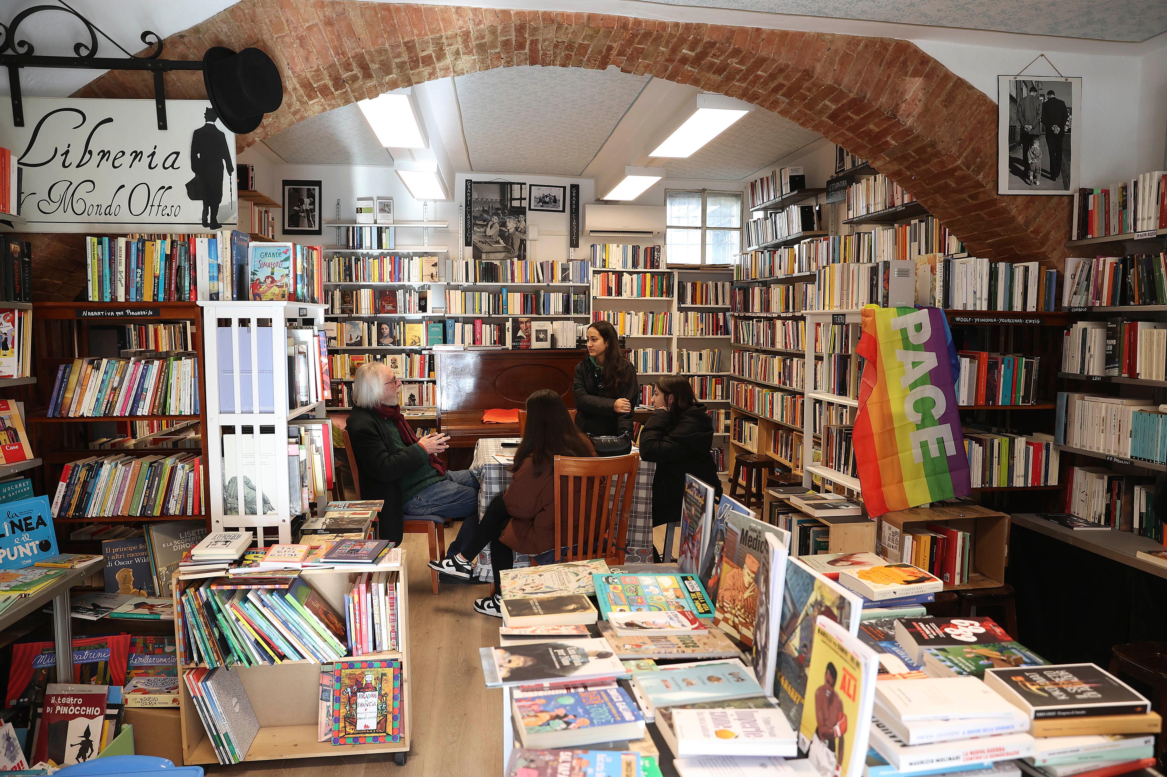 “A Milano ormai regna l’indifferenza”: libreria si sposta dalla Lombardia alle porte del Chianti