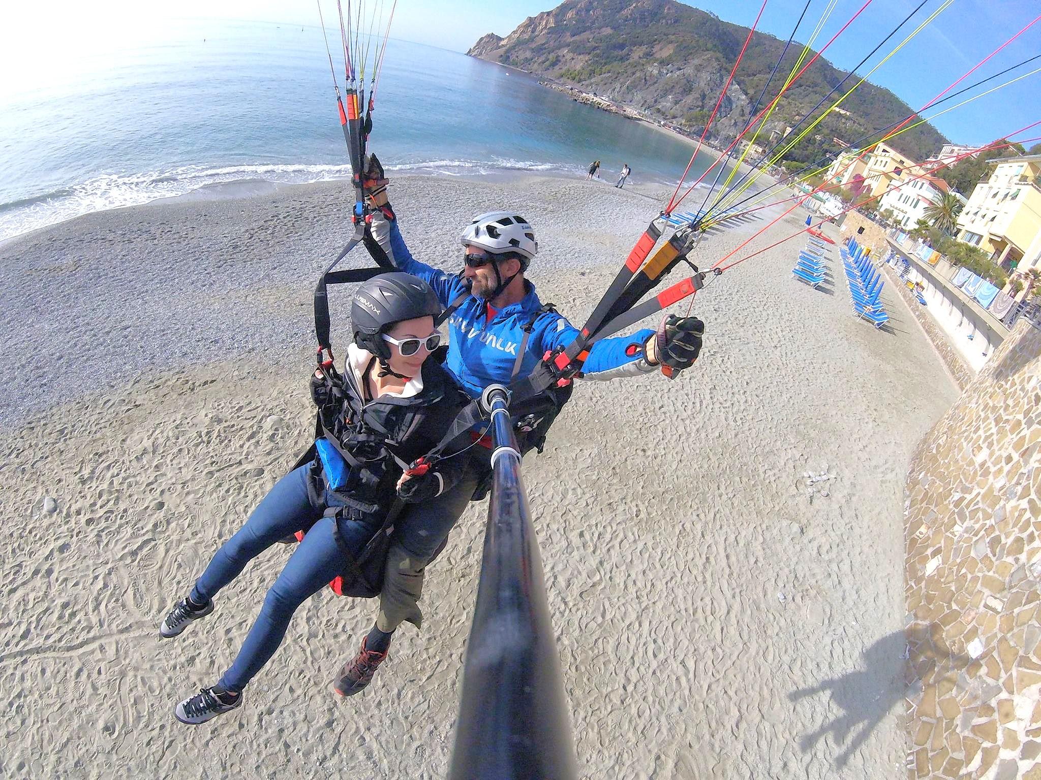 Adrenalina a fior di pelle: in volo con il parapendio sul mare delle Cinque Terre