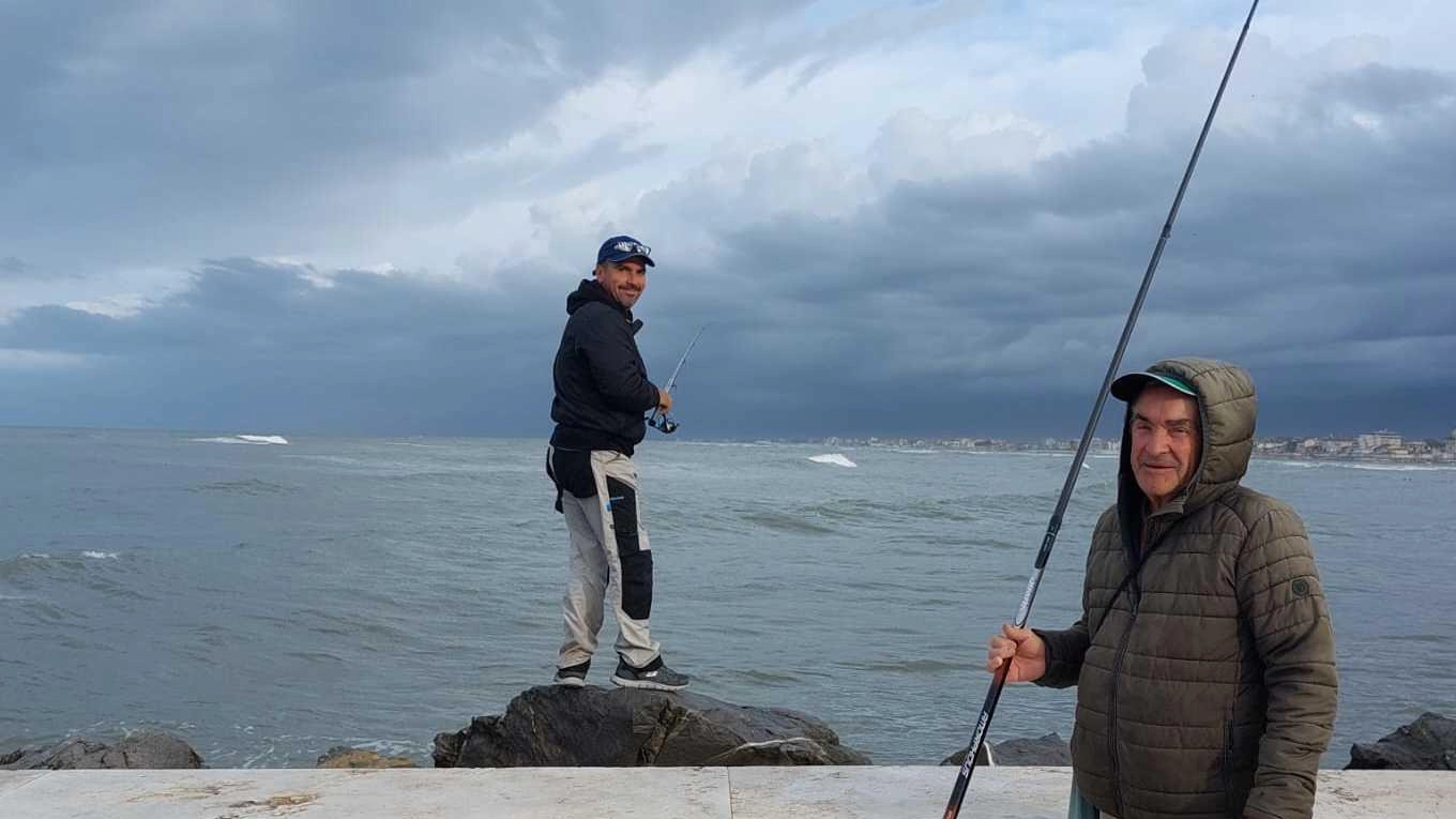 L’attesa più bella. Seduti sugli scogli guardando la lenza