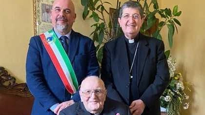 A Montelupo Fiorentino si è spento don Carlo Delli, decano dei preti della diocesi di Firenze. Conosciuto per la sua dedizione alla comunità e all'insegnamento, ha lasciato un segno indelebile tra i suoi fedeli.