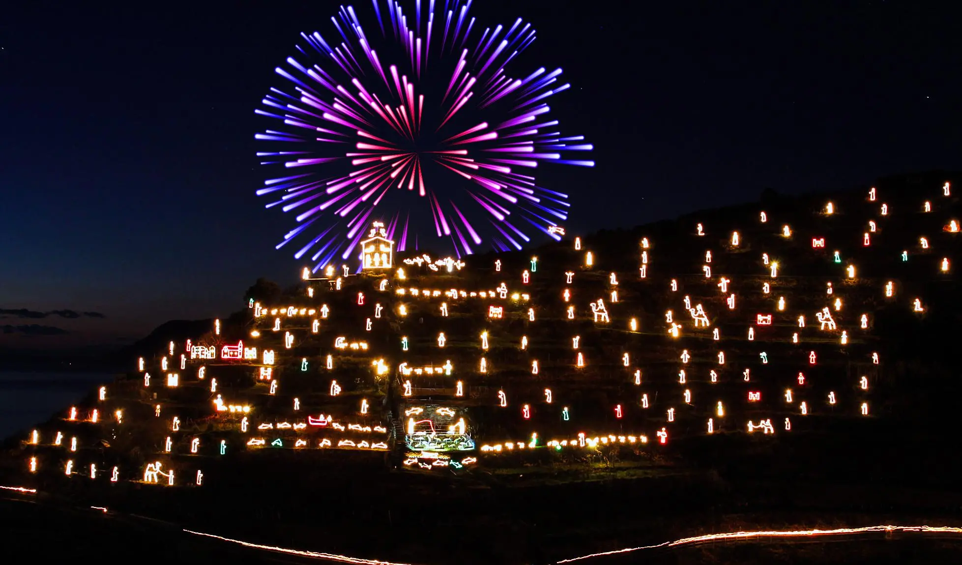 Cinque Terre, tutto pronto per l’illuminazione del presepe di Manarola. Treni speciali per arrivare