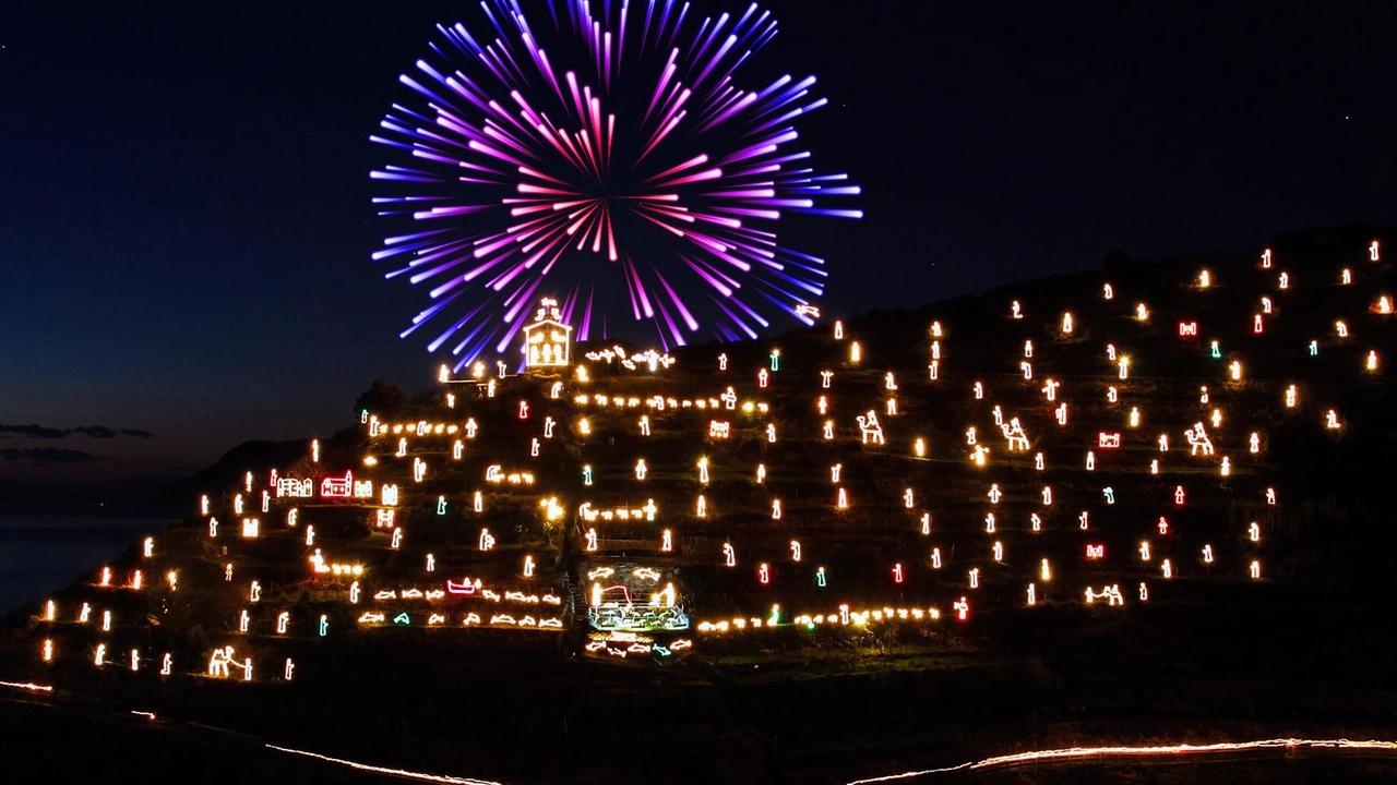 Il celebre presepe luminoso di Manarola, pronto a riaccendersi domenica. Sarà visitabile fino all’ultima settimana di gennaio foto d’archivio