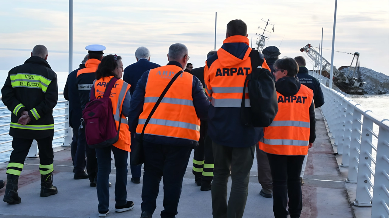 I controlli dell’Arpat sul pontile, alla ricerca di campionamenti utili per comprendere se lo specchio davanti al pontile è inquinato o no