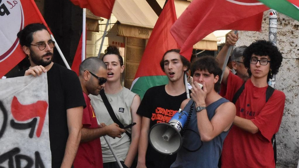 Manifestazione nel pomeriggio di ieri sotto all’arco di Porta Vecchia dove è custodita la lapide con i nomi di 6 partigiani uccisi .