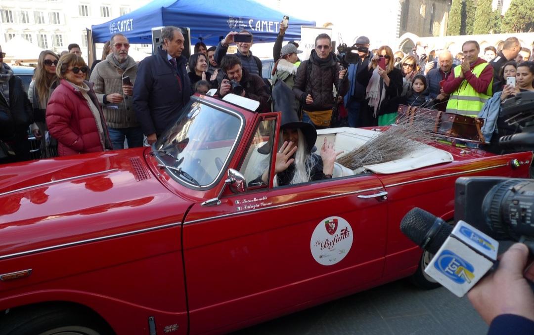 Firenze, torna la Befana del Vigile Urbano con la sfilata di auto d