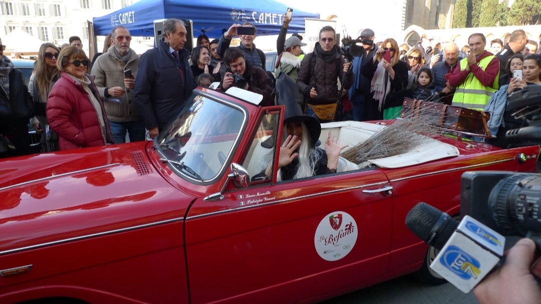 Firenze, torna la Befana del Vigile Urbano con la sfilata di auto d'epoca