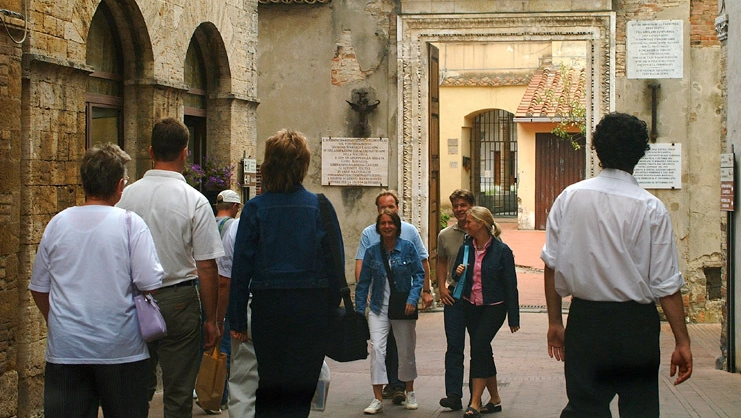 Turisti fra le stradine gioiello di San Gimignano