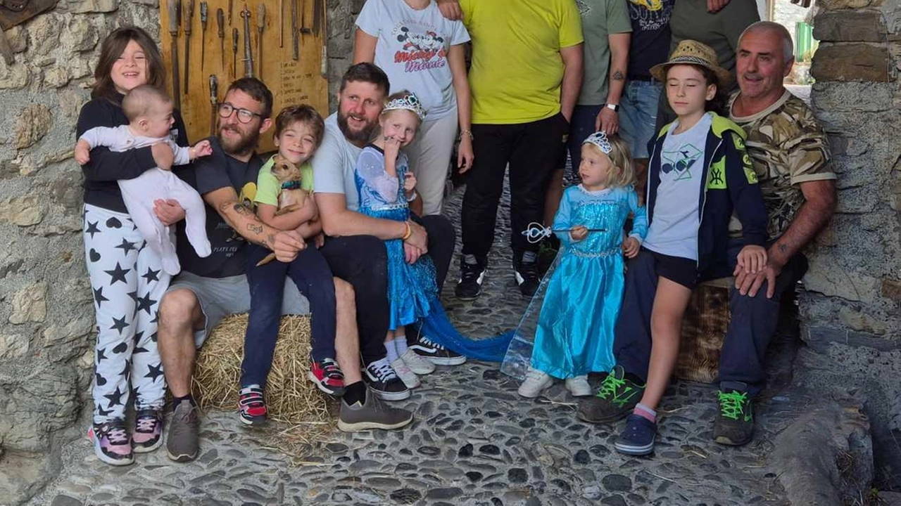 Gente del rione San Giorgio. A lato, il rione Capitolo. Sotto, il rione Piazza