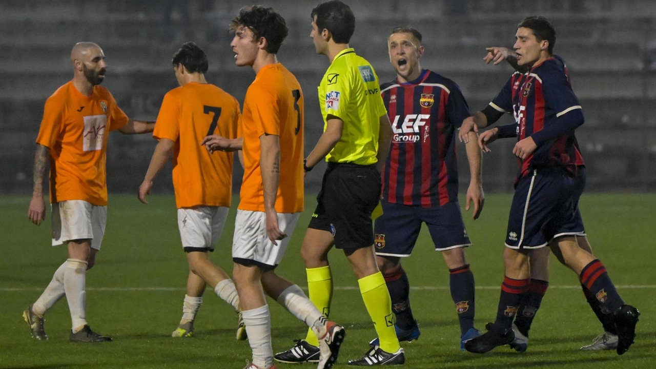 Tensione in campo tra i giocatori di Massese e Sestese durante la finale di Coppa di Eccellenza