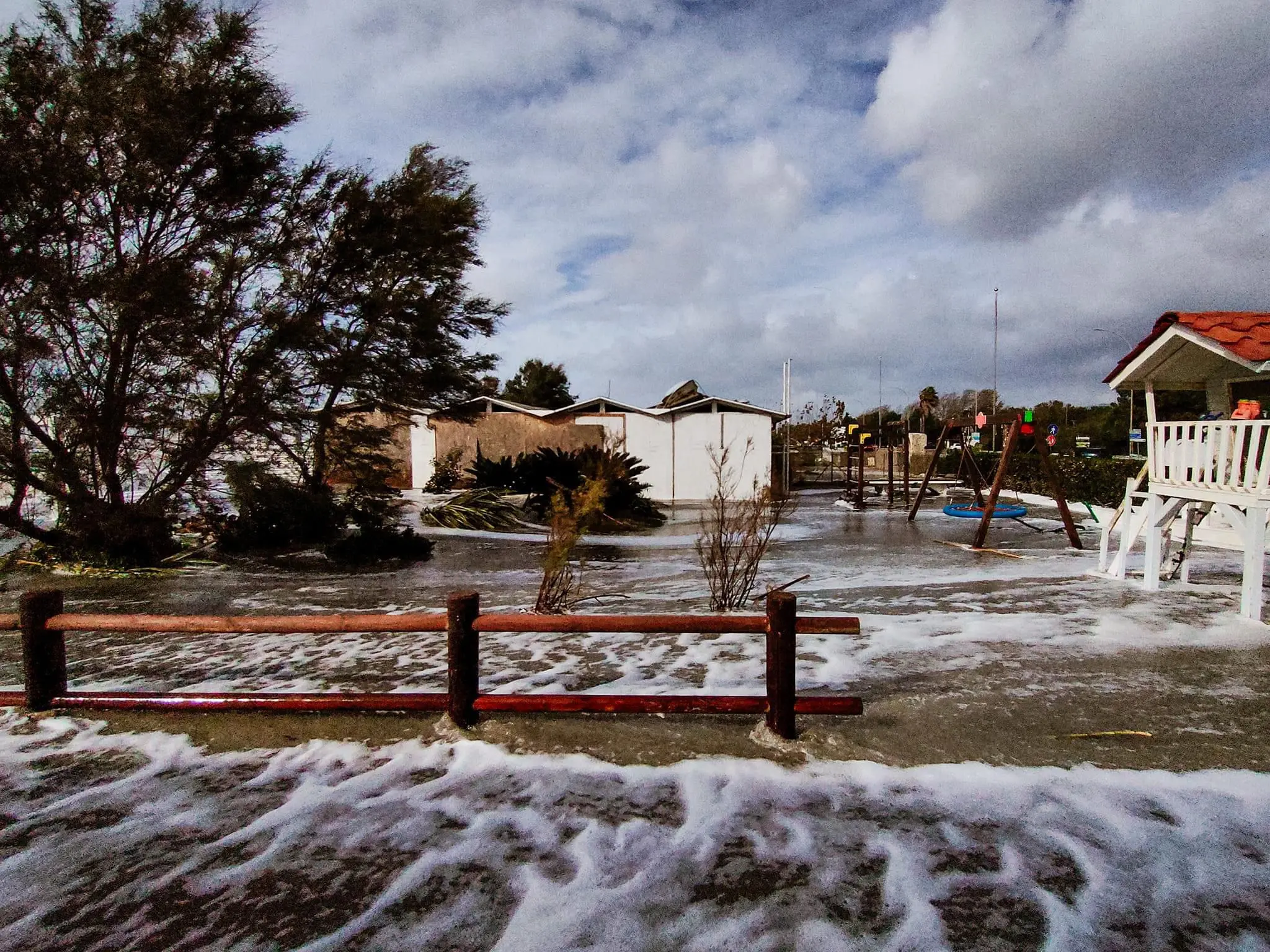 La costa devastata. Bagni invasi dal mare: “Senza interventi la spiaggia sparirà”