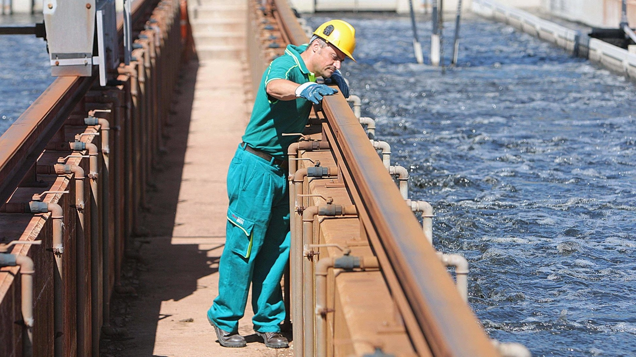 Un operaio di Acque Spa al lavoro