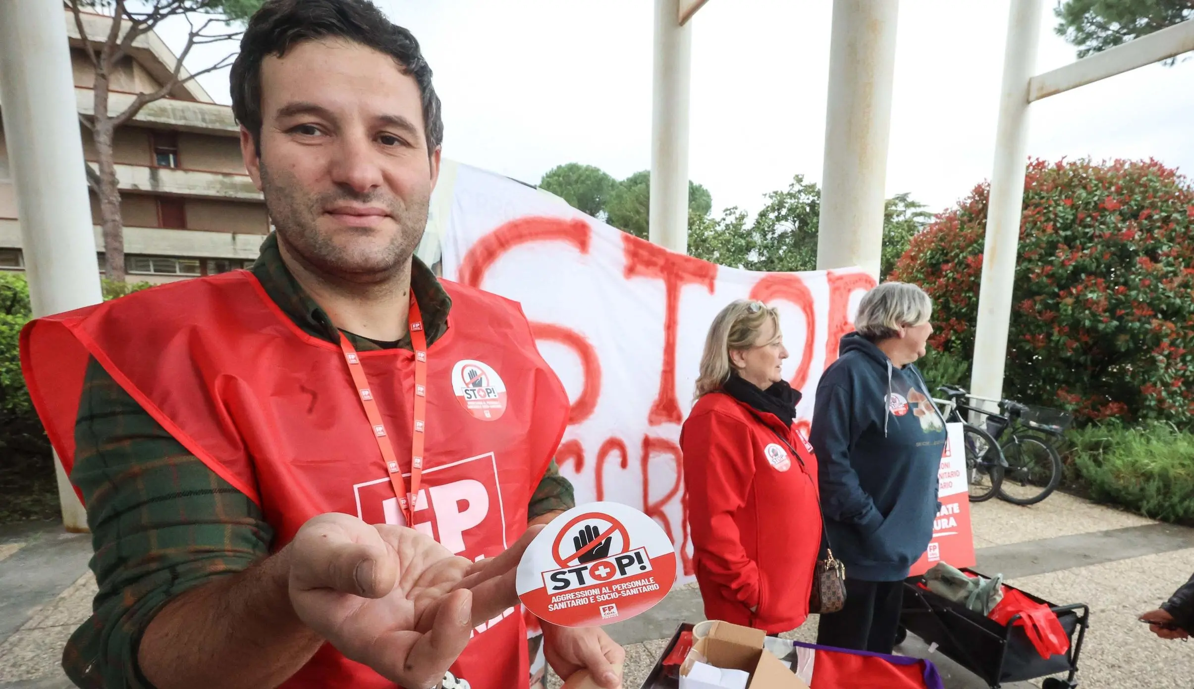 Momenti di paura in centro. Pugni contro la volontaria: "Pronta a tornare sul campo"