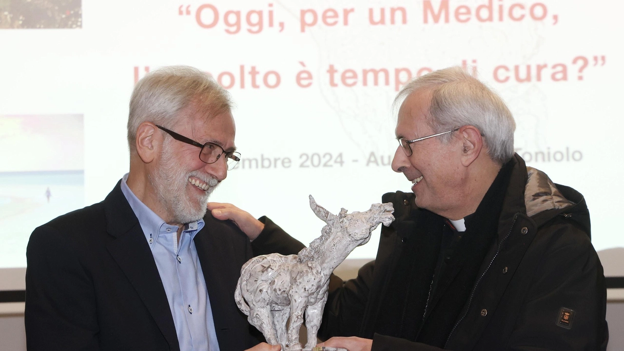 L’arcivescovo monsignor Giovanni Paolo Benotto consegna il premio «L’asino che raglia» al dottor Giuseppe Meucci