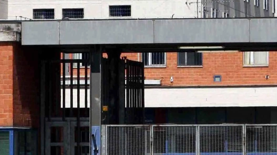 Scoppia la rissa tra detenuti. Agente ferito