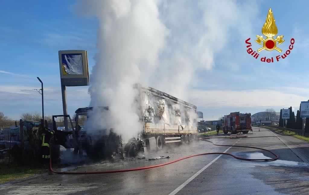 Autoarticolato in fiamme: carico di carta e alimentato a gas, delicato intervento dei vigili del fuoco