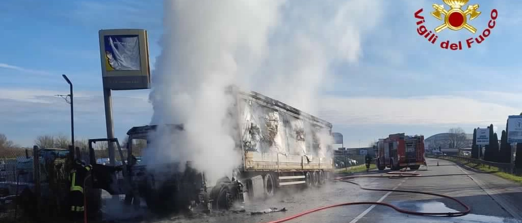 Autoarticolato in fiamme: carico di carta e alimentato a gas, delicato intervento dei vigili del fuoco