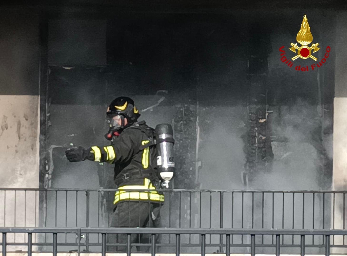 Fiamme sul terrazzo di un appartamento: intervenuti i vigili del fuoco