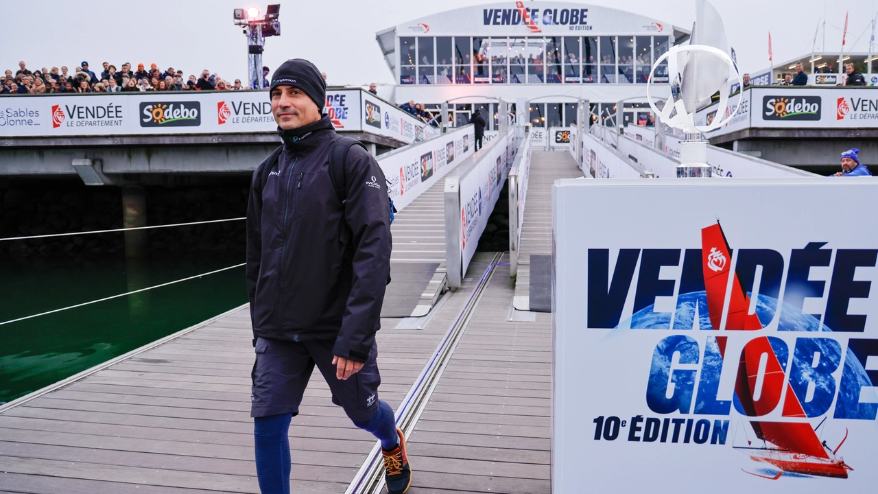 Lo skipper di Prysmian Giancarlo Pedote fotografato con il suo trofeo sui pontoni prima dell'inizio della Vendée Globe, domenica 10 novembre a Les Sables d'Olonne, in Francia (foto Anne Beaugé / Alea)