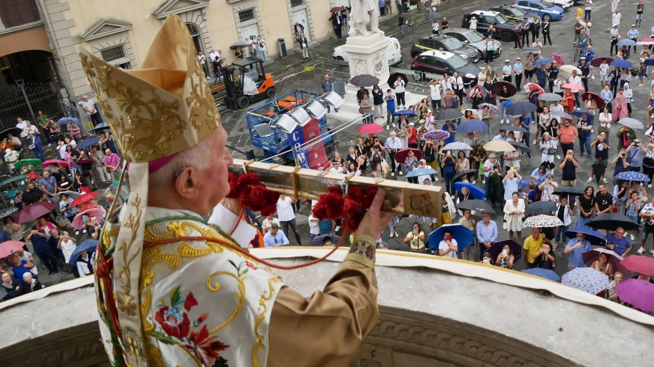 Monsignor Giuseppe Mani, arcivescovo emerito di Cagliari, ha mostrato la Sacra Cintola dal Pulpito di Donatello