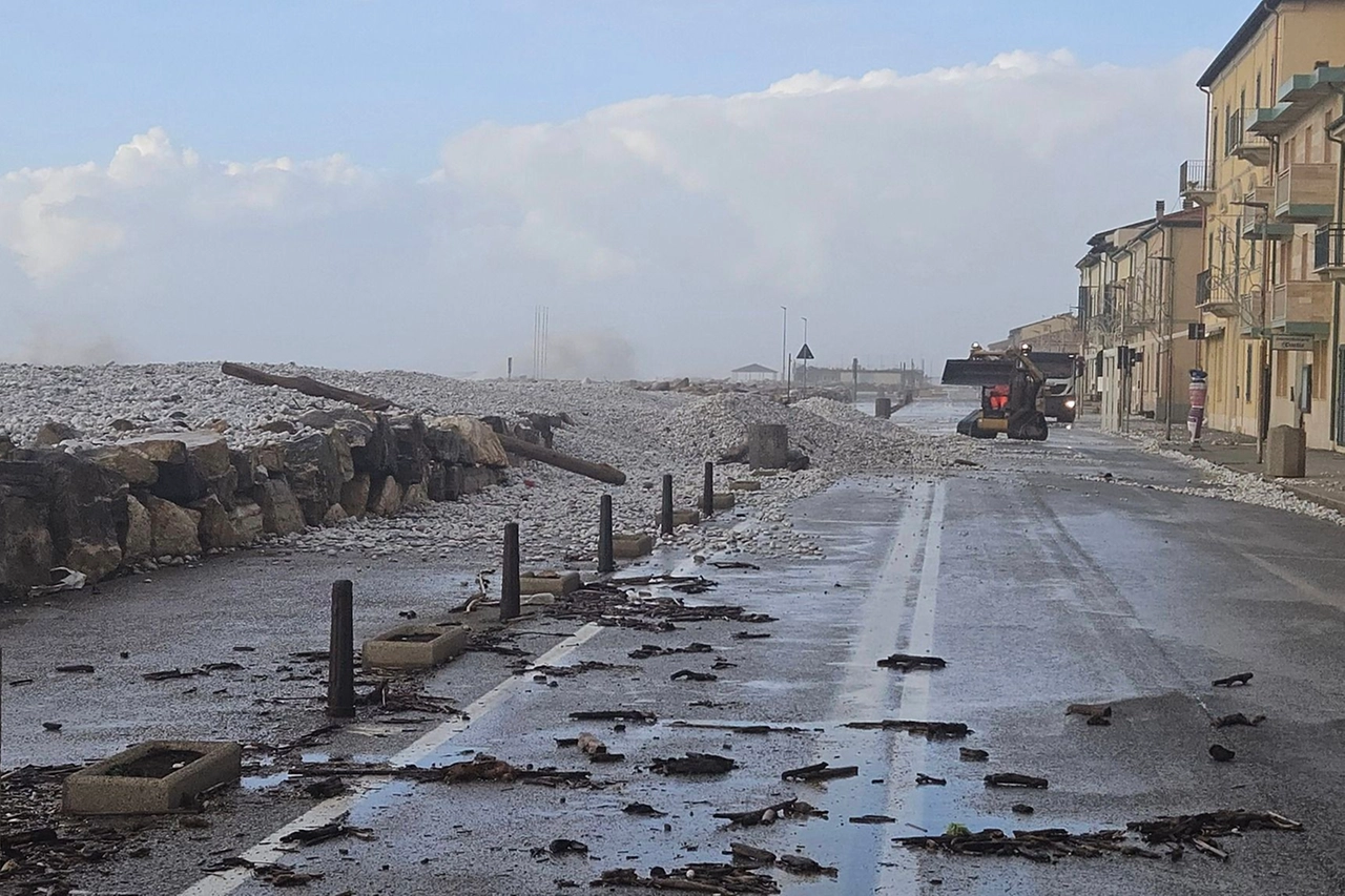 Gli effetti della mareggiata a Marina di Pisa (Fotoservizio Enrico Mattia Del Punta/Valtriani)