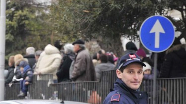 Il traffico sulla via Sarzanese a Massarosa: un problema cronico senza soluzione. Residenti stressati e code interminabili, ma la variante rimane solo un'ipotesi.